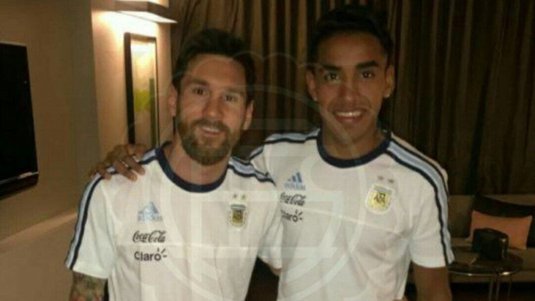 José Luis Gómez, el futbolista que pasó de jugar con Lionel Messi a manejar un Uber. Fuente: Instagram @Clublanusoficial