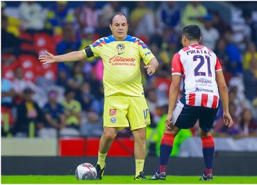 Leyendas del América derrotan a las de Chivas en el regreso de Cuauhtémoc Blanco al Estadio Azteca