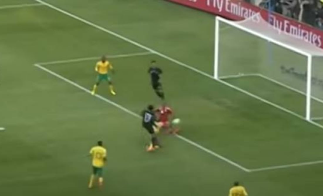 Giovani dos Santos estrelló el balón en un rival cuando la portería estaba sola en la inauguración de Sudáfrica 2010.