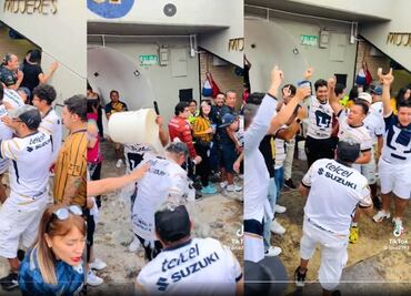 Aficionado de Pumas se hace viral por ser bautizado en los baños del Estadio Olímpico