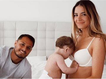 Chicharito Hernández presumió estar de viaje con su expareja Sarah Kohan y crecen los rumores de reconciliación