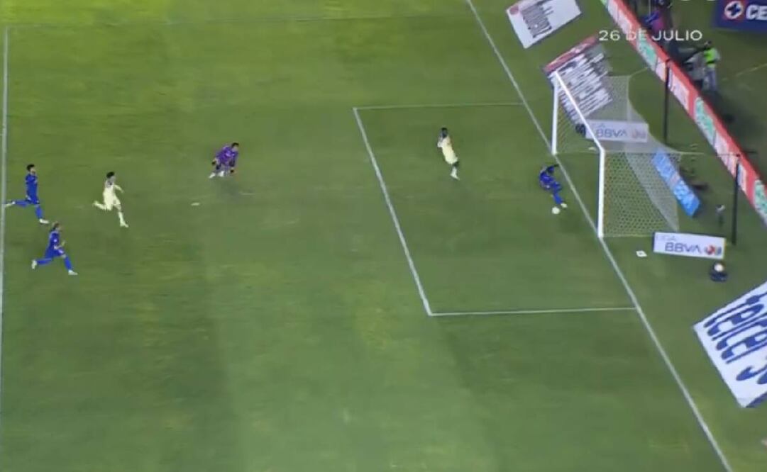 Julián Quiñones venció a Kevin Mier, pero Willer Ditta salvó a Cruz Azul en la línea. Foto: Especial