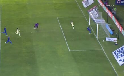 Julián Quiñones estuvo a punto de marcar el segundo para América, pero Ditta salvó a Cruz Azul en la raya