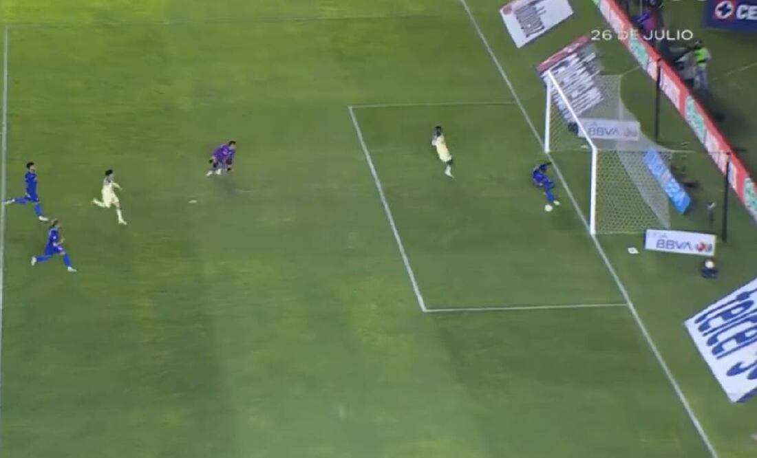 Julián Quiñones venció a Kevin Mier, pero Willer Ditta salvó a Cruz Azul en la línea. Foto: Especial