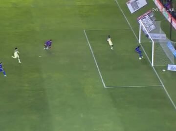 Julián Quiñones estuvo a punto de marcar el segundo para América, pero Ditta salvó a Cruz Azul en la raya