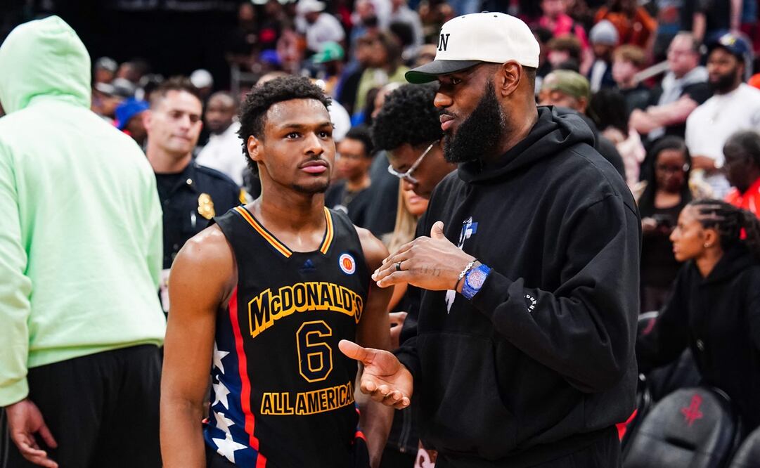'Bronny' James y LeBron James - Foto: AFP