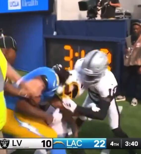 Jugadores de Raiders y Chargers llevaron su pasión al máximo. FOTO: Captura