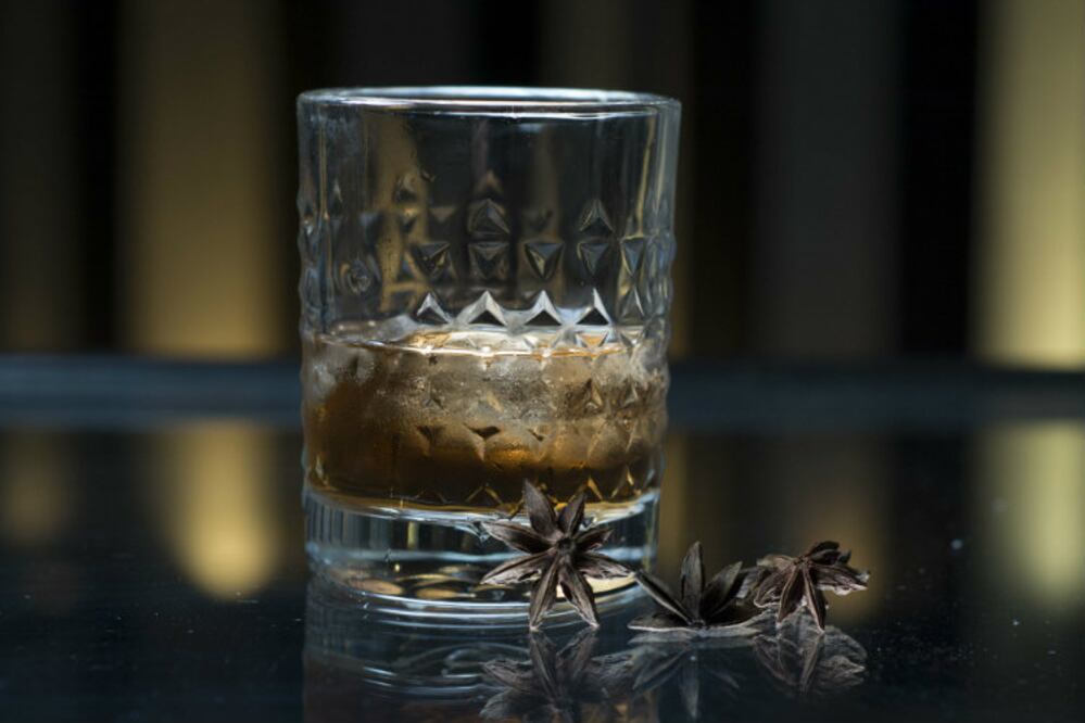 Es un vaso pequeño, cuyo uso más común es para servir licores fuertes como el whiskey con hielos (en las rocas). Tienen una boca amplia y una base gruesa para macerar los ingredientes sólidos de los tragos antes de agregar los líquidos principales. (Foto: Cortesía Libbey®)