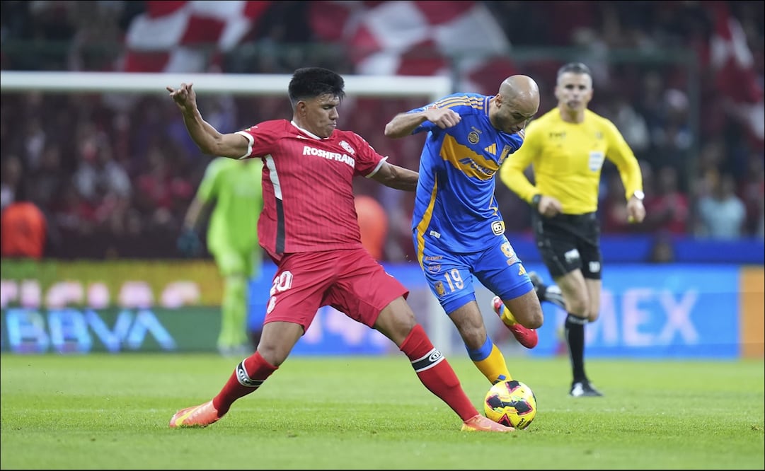 Jesús Gallardo y Guido Pizarro, durante el partido correspondiente a la jornada 5 del Clausura 2025 entre Toluca y Tigres. FOTO: Imago7
