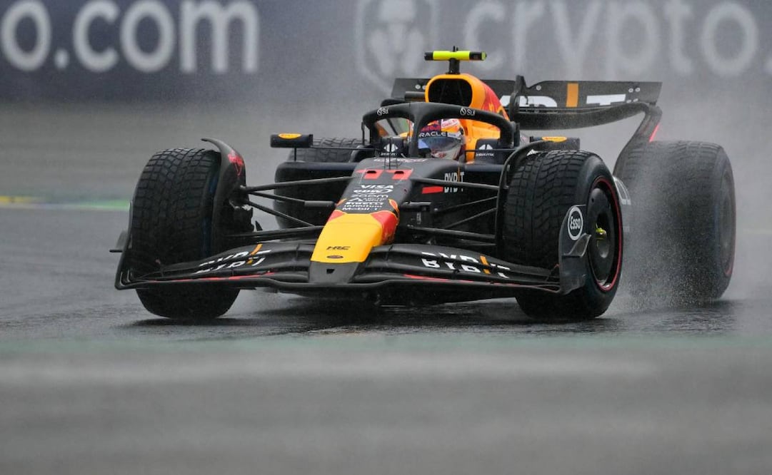 Checo se mostró molesto con su ingeniero. Foto: AP.