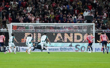 Piojo Alvarado es héroe y villano de Chivas: falló penalti, pero se reivindicó con un gol