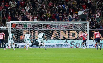 Piojo Alvarado es héroe y villano de Chivas: falló penalti, pero se reivindicó con un gol