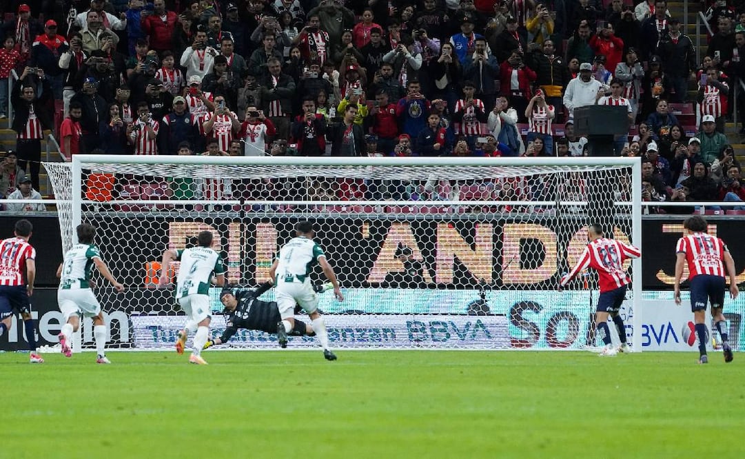 Carlos Acevedo detuvo el penalti del Piojo Alvarado en el Chivas vs Santos. Foto: Imago7