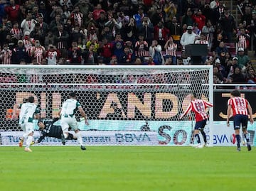 Piojo Alvarado es héroe y villano de Chivas: falló penalti, pero se reivindicó con un gol
