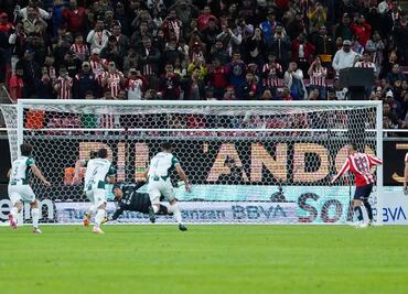 Piojo Alvarado es héroe y villano de Chivas: falló penalti, pero se reivindicó con un gol