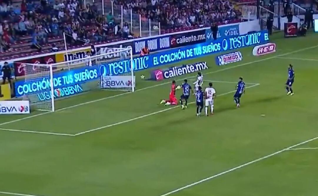 Cade Cowell aprovechó un centro del Chicharito Hernández para adelantar a las Chivas ante Querétaro. Foto: Especial