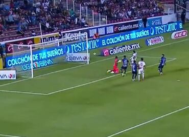 Cade Cowell adelantó a las Chivas ante Querétaro luego de un efectivo pase del Chicharito Hernández