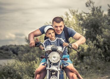 CDMX: La multa por llevar incorrectamente a niños en autos, motos y bicicletas
