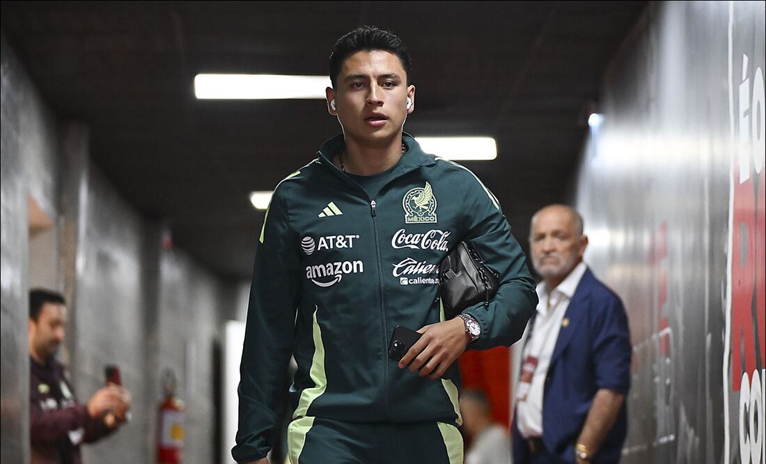 Ramón Juárez abandona la concentración del Tricolor. FOTO: Imago7