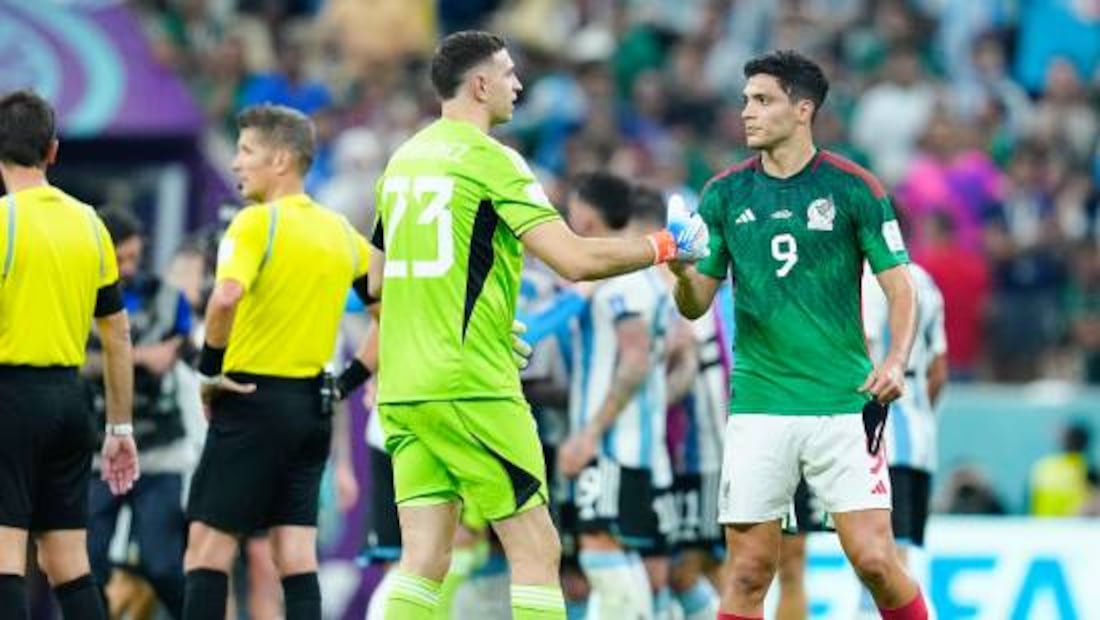 Dibu Martínez felicita a Raúl Jiménez tras el partido de México vs Argentina en Qatar 2022. Foto: Imago7