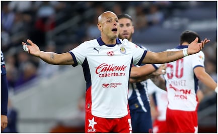 Chicharito estaría viviendo sus últimos meses en Chivas, según David Faitelson