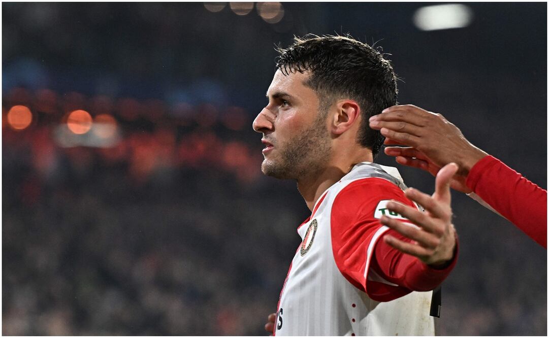Santiago Giménez festejando un gol en Champions League / FOTO: AFP