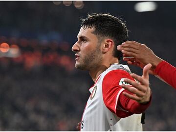 Defensa del Twente minimiza a Santiago Giménez y se burla del mexicano