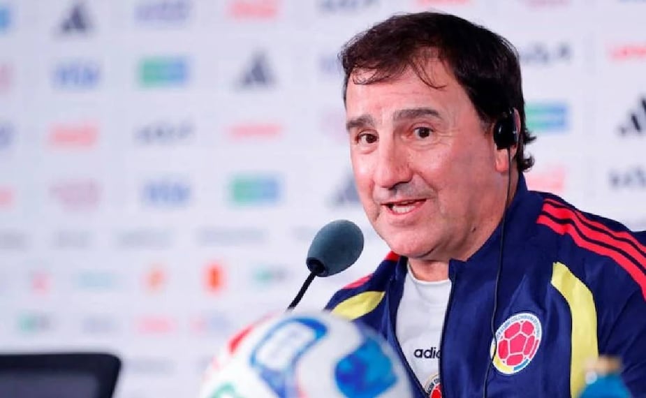 Néstor Lorenzo se rinde ante Lionel Messi / Foto: Especiales