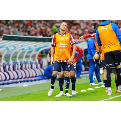 Chicharito ha sido banca en varios de los partidos de Chivas en el Clausura 2025. Foto: Imago7