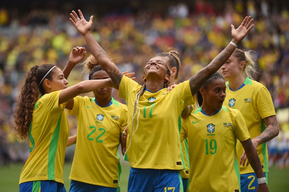 Geyse de Brasil celebra un gol este sábado, en un partido amistoso entre las selecciones femeninas de Brasil y Argentina - Foto: EFE