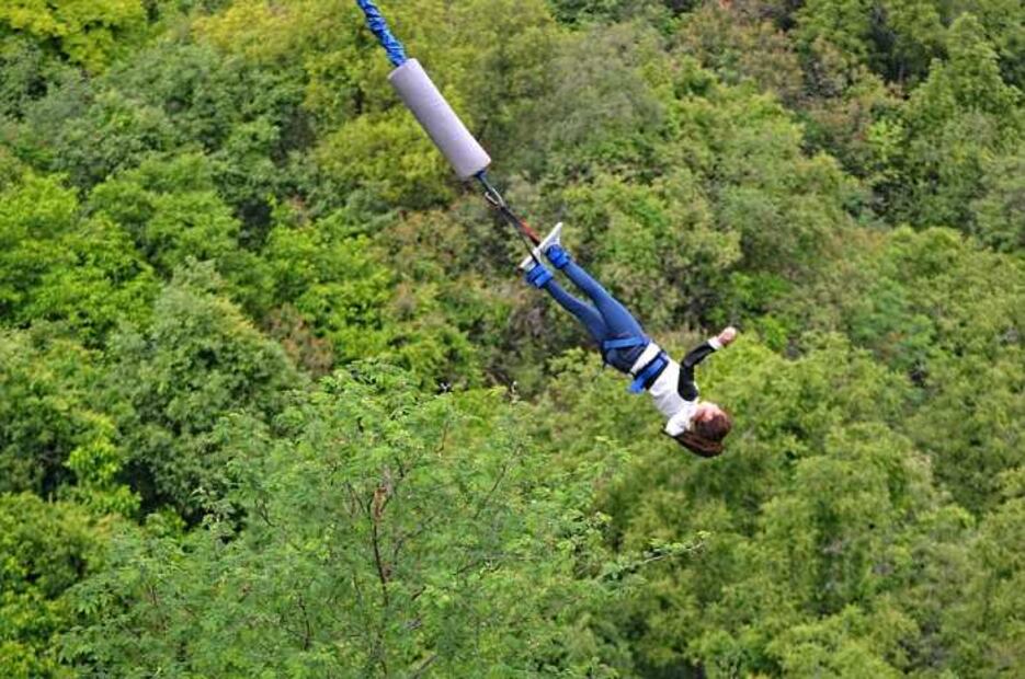 Muere mujer joven por saltar del bungee sin la protección correcta
