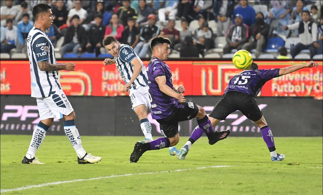 Oussama Idrissi dispara a gol en el duelo entre Pachuca y Mazatlán. FOTO: Imago7