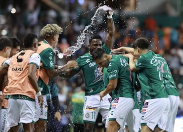 León devoró a los Gallos Blancos y meten presión para acceder al Play In