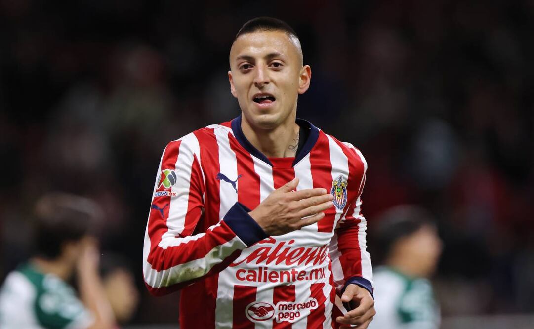 El Piojo Alvarado se sacó la espina con Chivas del penalti fallado ante Santos con un buen gol. Foto: Imago7