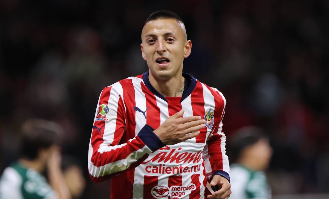 El Piojo Alvarado se sacó la espina con Chivas del penalti fallado ante Santos con un buen gol. Foto: Imago7