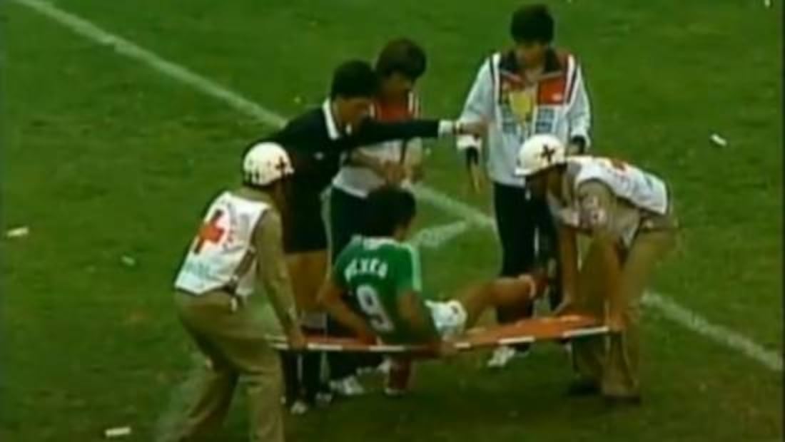 Hugo Sánchez salió en camilla del partido contra Alemania y ya no pudo regresar por supuestos calambres. Foto: Especial