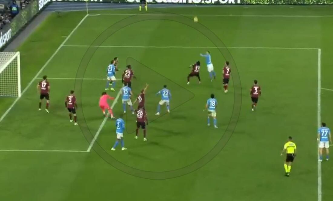 En la compensación, una mala salida de Paco Memo acabó en el gol del triunfo del Napoli. Foto: Especial