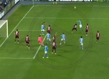 Memo Ochoa cometió un tremendo error y le dio el triunfo al Napoli sobre Salernitana