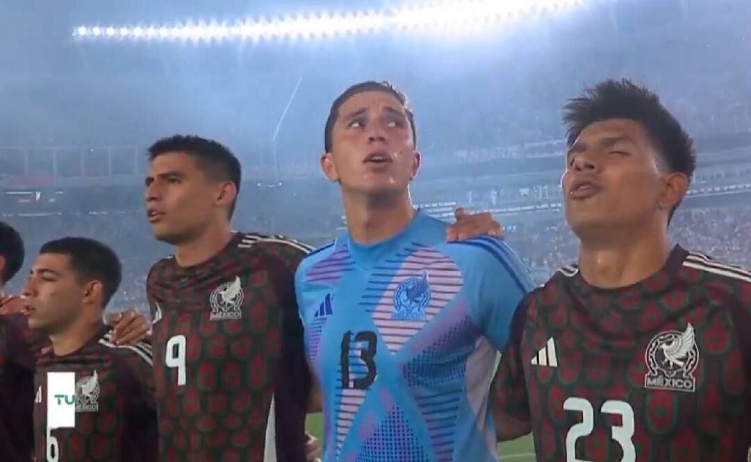 Los seleccionados mexicanos lucían desconcertados con la actitud de los argentinos en el Himno Nacional. Foto: Especial