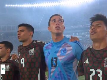 Aficionados de River Plate abuchearon y silbaron durante el Himno Nacional Mexicano
