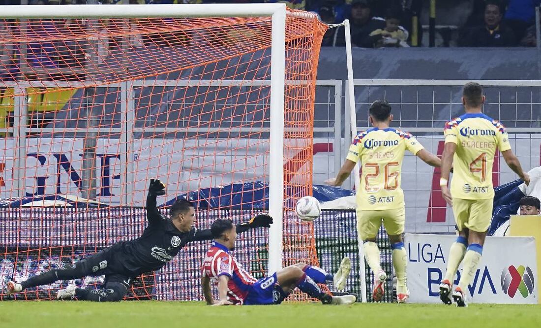 Malagón ha evitado que el Atlético de San Luis abra el marcador ante el América. Foto: Imago7