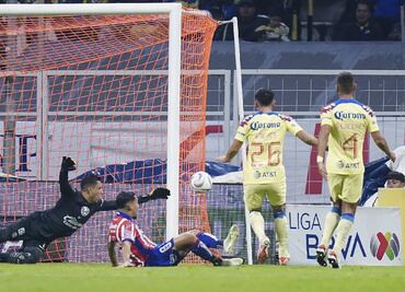 ¡El Ángel del América! Luis Malagón evita cuatro anotaciones del Atlético San Luis durante el primer tiempo en el Azteca