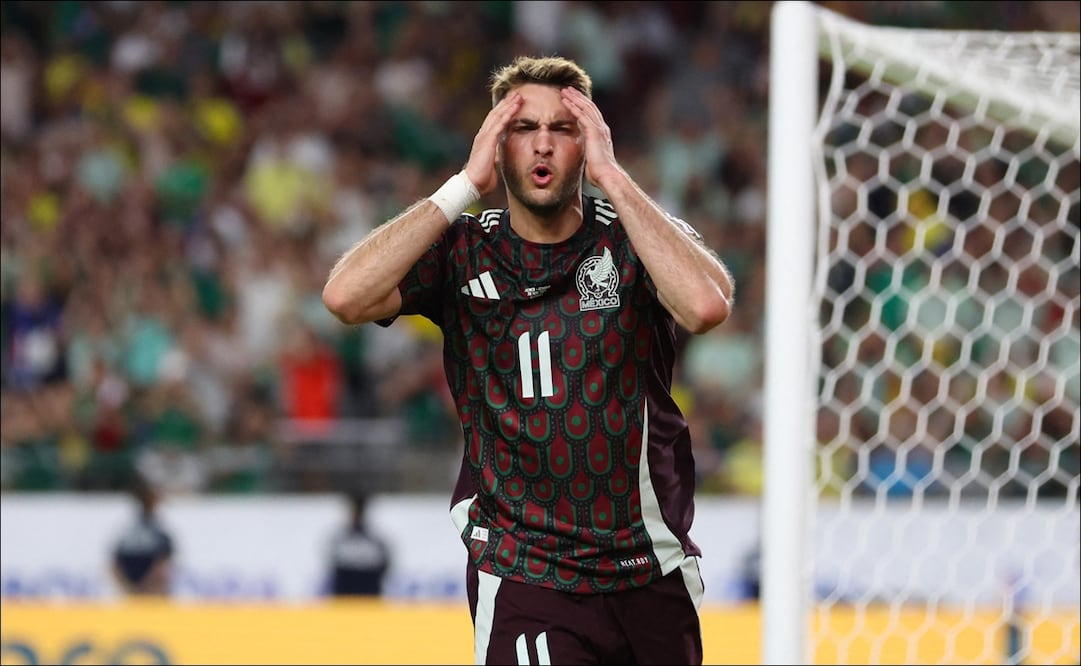Santiago Giménez se lamenta en el juego de México ante Ecuador. FOTO: AFP