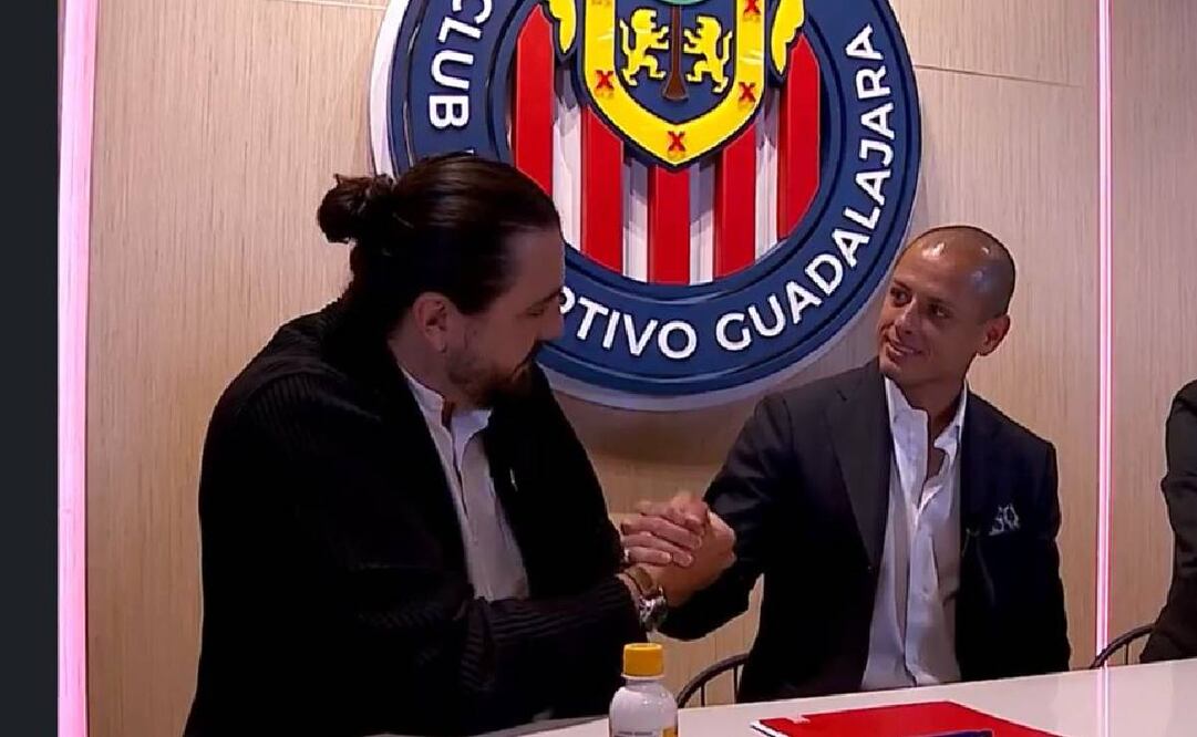 Amaury Vergara le dio la bienvenida al Chicharito Hernández a Chivas la semana pasada. Foto: Especial