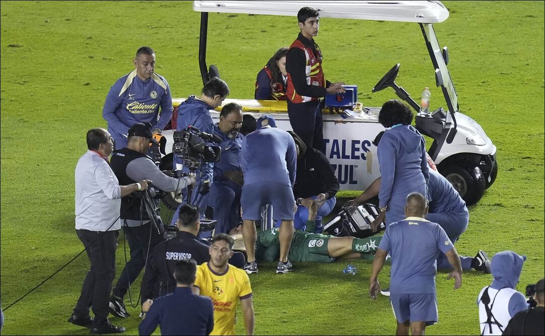 Luis Ángel Malagón es atendido por las asistencias médicas al término del partido ante Cruz Azul. FOTO: Imago7