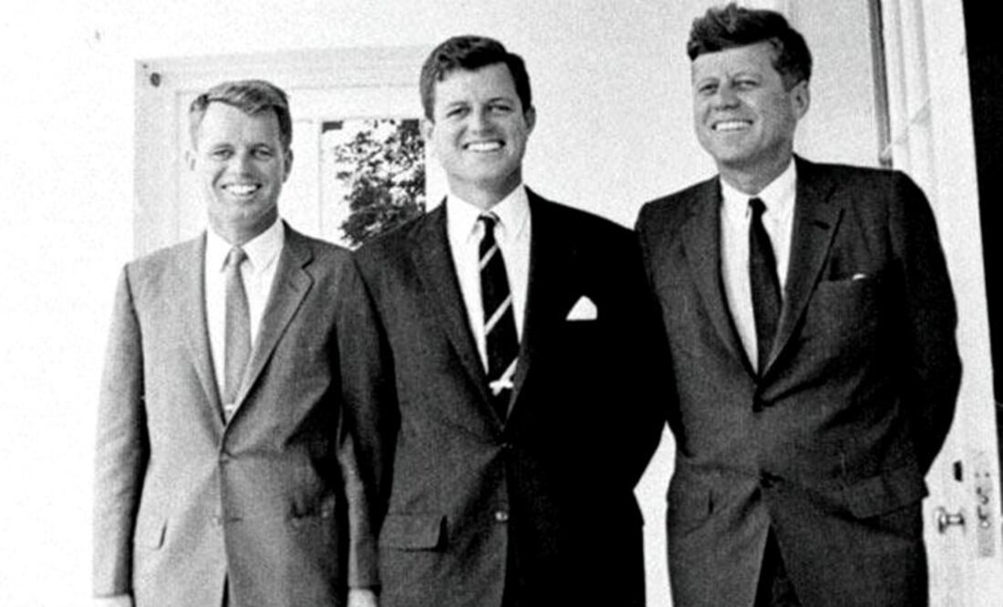 Edward M. Kennedy, en el centro, posa con sus hermanos, el Fiscal General Robert F. Kennedy, a la izquierda, y el Presidente John F. Kennedy en la Casa Blanca en 1962. (Foto AP)