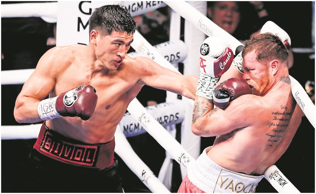 Dmitry Bivol conectando a Saúl 'Canelo' Álvarez en su pelea / FOTO: EFE