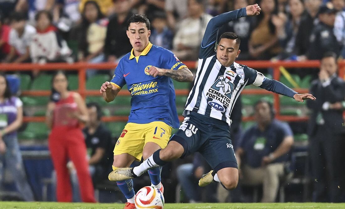 Alejandro Zendejas y Érick Sánchez disputando un balón en el Pachuca vs América de Liguilla / FOTO: Imago7