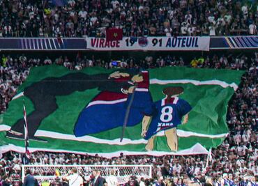 Comentarista de ESPN casi rompe en llanto al ver el tifo dedicado a la hija de Luis Enrique