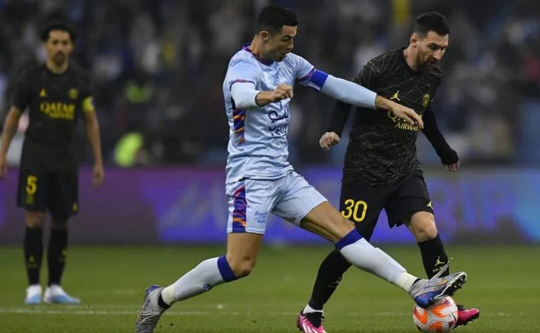 Cristiano Ronaldo trata de quitarle el balón a Messi en el Riyadh All Stars vs PSG. Foto: @AurelienMeunier2019